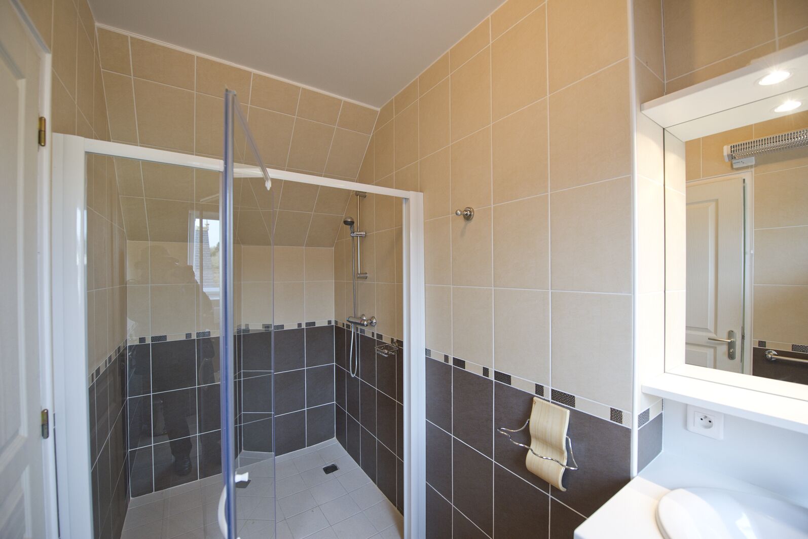 Shower, hair dryer, toilet paper