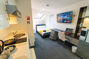 Studio | Private kitchen | Fridge, microwave, oven, stovetop - Spacious Comfortable Studio Near the University (Birmingham)