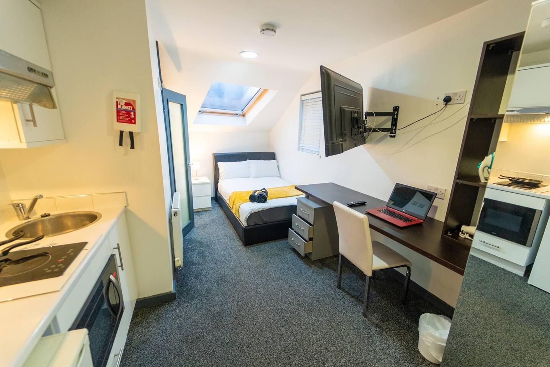 Studio | Yksityinen keittiö | Jääkaappi, mikroaaltouuni, uuni, liesi