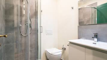 Dusch, hårtork, bidé och handdukar