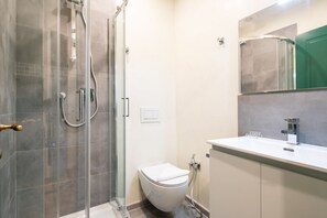 Dusche, Haartrockner, Bidet, Handtücher