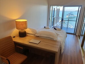 4 bedrooms, desk, iron/ironing board, WiFi - Kabine Waterfront Lakehouse in Sunshine (Sunshine)