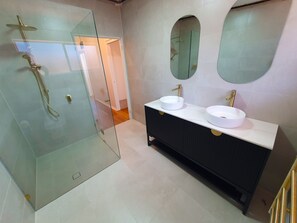 Shower, eco-friendly toiletries, hair dryer - Kabine Waterfront Lakehouse in Sunshine (Sunshine)