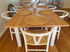 Dining - Kabine Waterfront Lakehouse in Sunshine (Sunshine)