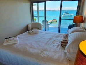 4 bedrooms, desk, iron/ironing board, WiFi