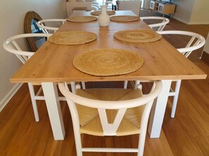 Dining - Kabine Waterfront Lakehouse in Sunshine (Sunshine)
