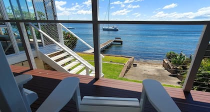 Kabine Waterfront Lakehouse in Sunshine
