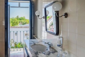 Douche, douche à « effet pluie », articles de toilette gratuits