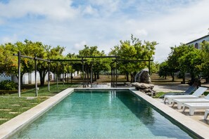 Outdoor pool, pool umbrellas, sun loungers - Eighteen21 Houses - Casa dos Condes (Sousel)