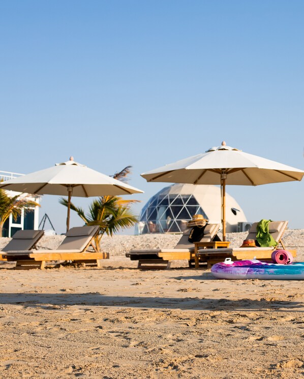 Chaises longues, serviettes de plage