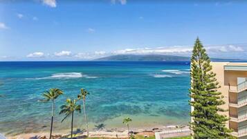 Plage, chaises longues, serviettes de plage