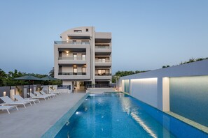 住宿正面 - 傍晚/夜晚