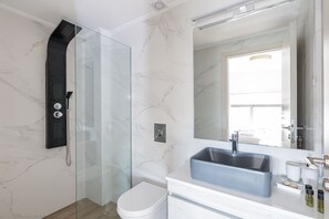 Deluxe Duplex | Bathroom