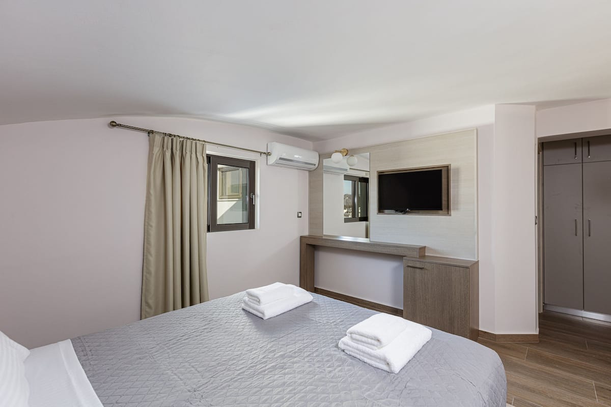 Superior Duplex | 1 bedroom, in-room safe, soundproofing, iron/ironing board