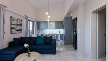 Apartamento família | Área de estar | Smart TV 50 polegadas com canais via satélite, TV