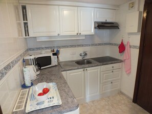 Kjøleskap, mikrobølgeovn og kaffetrakter/tekoker