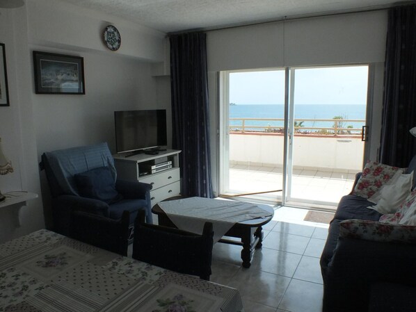 TV - Beachfront Apartment with Pool and Sea Views in Santa Margarita, Roses (Roses)
