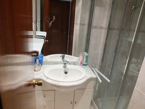 Bathroom - Beachfront Apartment with Pool and Sea Views in Santa Margarita, Roses (Roses)