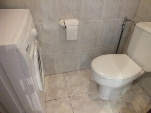 Bathroom - Beachfront Apartment with Pool and Sea Views in Santa Margarita, Roses (Roses)