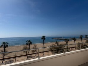 Beach - Beachfront Apartment with Pool and Sea Views in Santa Margarita, Roses (Roses)