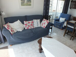 TV - Beachfront Apartment with Pool and Sea Views in Santa Margarita, Roses (Roses)