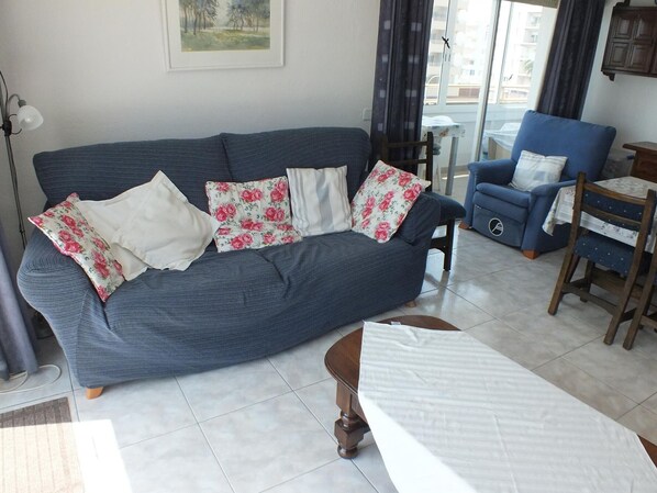 TV - Beachfront Apartment with Pool and Sea Views in Santa Margarita, Roses (Roses)