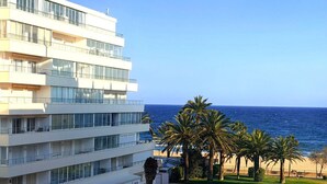 A modern hotel with multiple balconies, a swimming pool, and a view of the ocean. - Comfortable apartment, 50m from beach, 4 people, terrace, TV, washing machine (Roses)