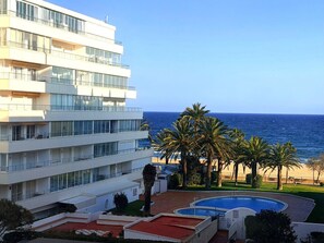 Exterior - Comfortable apartment, 50m from beach, 4 people, terrace, TV, washing machine (Roses)