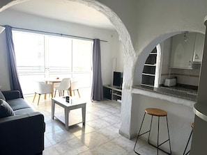 TV - Comfortable apartment, 50m from beach, 4 people, terrace, TV, washing machine (Roses)