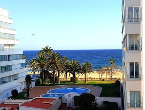 Property grounds - Comfortable apartment, 50m from beach, 4 people, terrace, TV, washing machine (Roses)