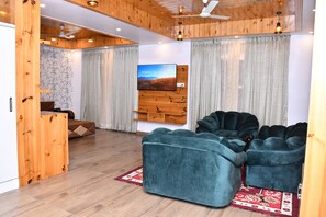 Premium bedding, desk, free WiFi, bed sheets - Hotel The Crown (Dharamshala)