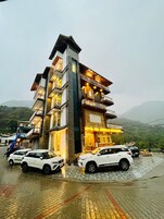 숙박 시설 정면 - 저녁/밤