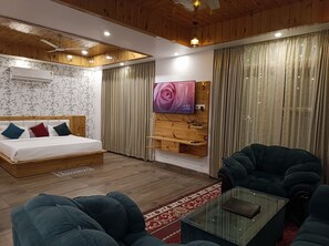 Premium bedding, desk, free WiFi, bed sheets - Hotel The Crown (Dharamshala)