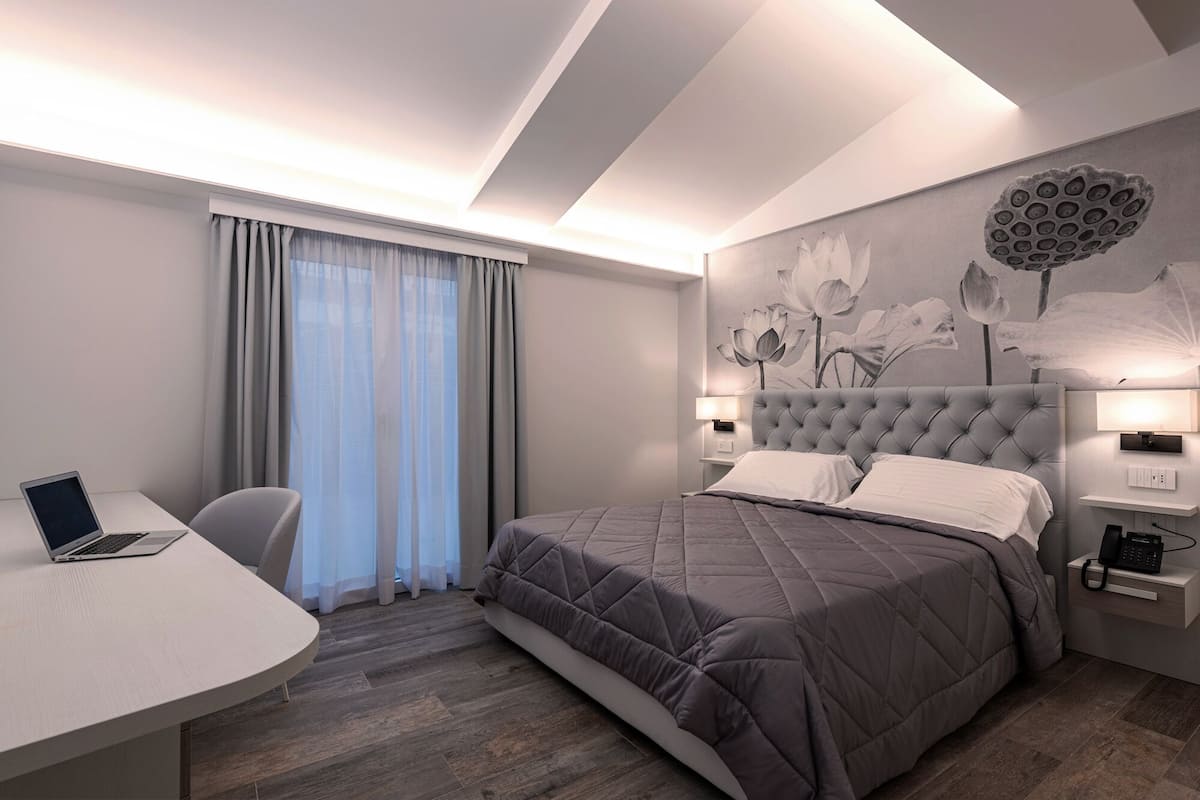 Ropa de cama de alta calidad, cubrecamas y minibar