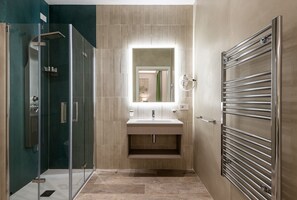 Chambre Supérieure | Salle de bain | Douche à « effet pluie », sèche-cheveux, chaussons, bidet