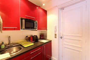 Fridge, microwave, stovetop, coffee/tea maker - Paris - Bastille - Style atelier d'artiste (Paris)