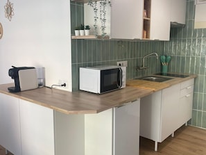 Kjøleskap, mikrobølgeovn og kaffetrakter/tekoker