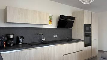 Réfrigérateur, micro-ondes, four, cafetière/bouilloire