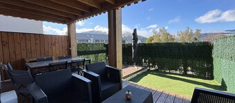 Peaceful Mountain Escape: 2BR Apartment, Terrace, Close to Ski, Free Parking, WiFi