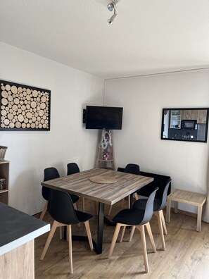 Dining - 2 p. garden 40m2 south facing Les Terrasses resort center + covered parking (Montvalezan)