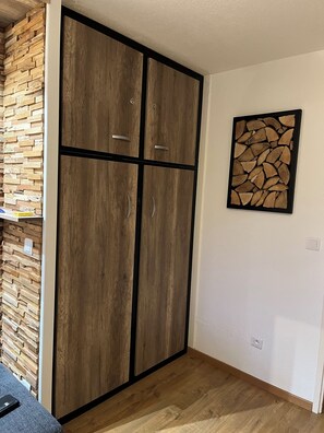 Interior - 2 p. garden 40m2 south facing Les Terrasses resort center + covered parking (Montvalezan)