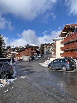 Property grounds - 2 p. garden 40m2 south facing Les Terrasses resort center + covered parking (Montvalezan)