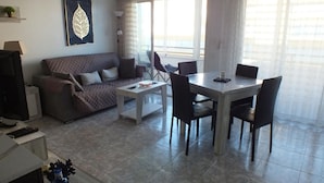 Un salon moderne avec un canapé, une table basse et une table à manger.