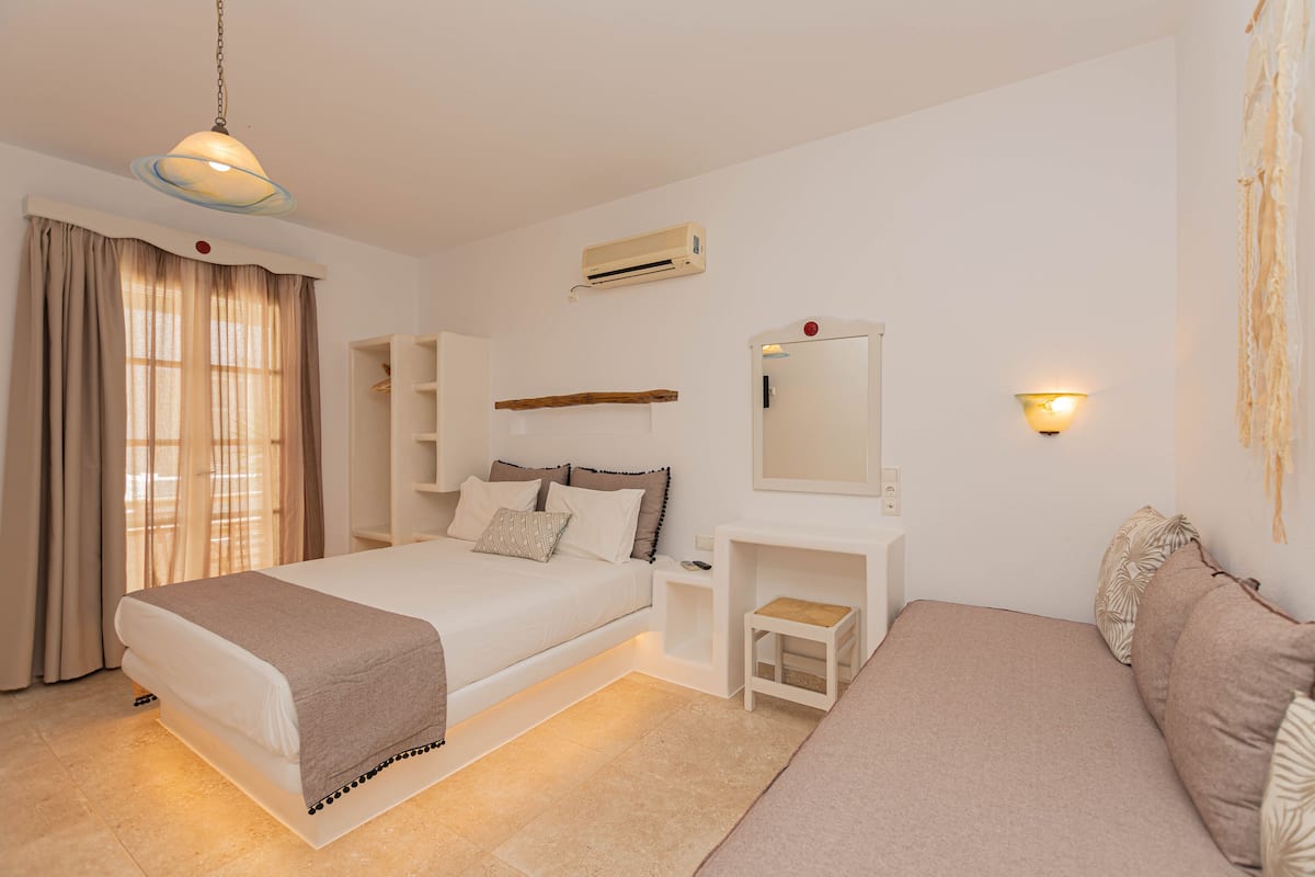 Comfort Triple Room | Living area | 24-inch flat-screen TV with digital channels, TV