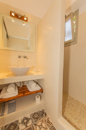 Economy Triple Room | Bathroom | Shower, rainfall showerhead, hair dryer, towels - Studio Strouvalis (Naxos)