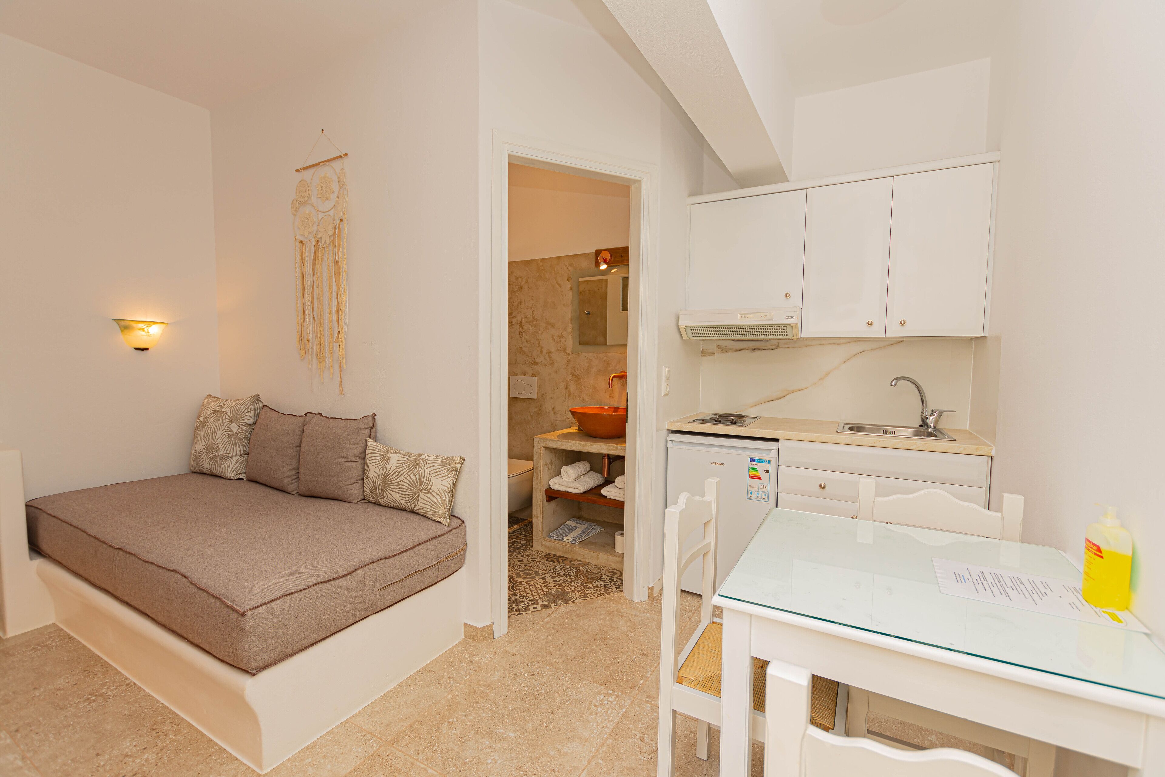 Comfort Triple Room | Private kitchen | Stovetop, cookware/dishes/utensils, cleaning supplies