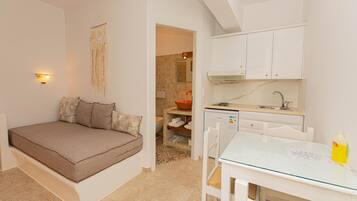 Comfort Triple Room | Private kitchen | Stovetop, cookware/dishes/utensils, cleaning supplies