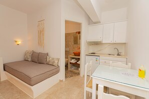 Comfort Triple Room | Private kitchen | Stovetop, cookware/dishes/utensils, cleaning supplies - Studio Strouvalis (Naxos)