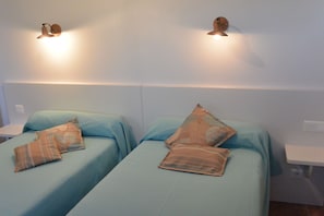 2 bedrooms, desk, iron/ironing board, WiFi - Character house for 4 people (Brennilis)