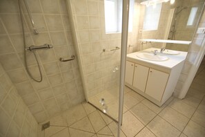Douche, sèche-cheveux, papier toilette